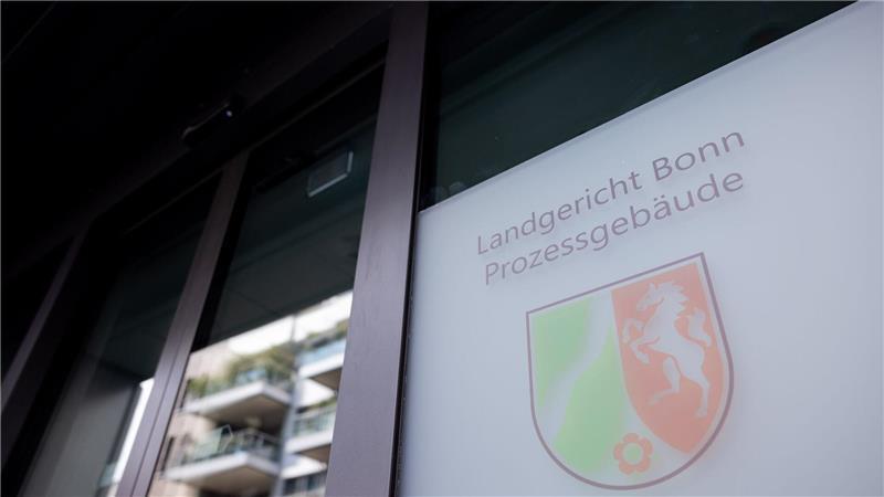 Urteil gegen Cum-Ex-Kronzeugen: Ankläger gehen in Revision Bei Cum-Ex verschoben Finanzakteure Aktien mit („cum“) und ohne („ex“) Dividendenanspruch hin und her, um gar nicht gezahlte Steuern erstattet zu bekommen.