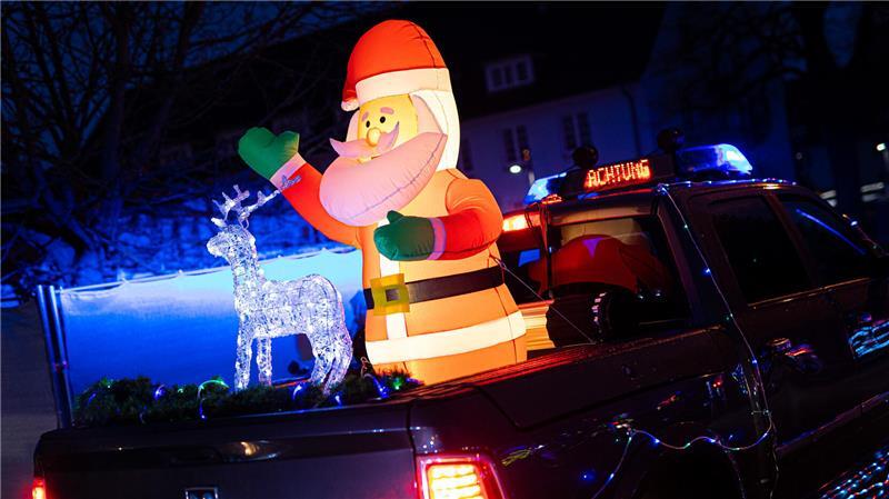 Bei Dekorationen am Auto gilt, dass keine anderen Verkehrsteilnehmer gefährdet werden dürfen.