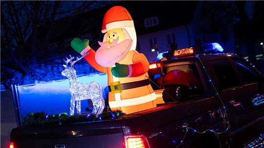 Bei Dekorationen am Auto gilt, dass keine anderen Verkehrsteilnehmer gefährdet werden dürfen.