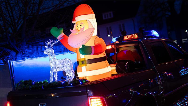 Bei Dekorationen am Auto gilt, dass keine anderen Verkehrsteilnehmer gefährdet werden dürfen.