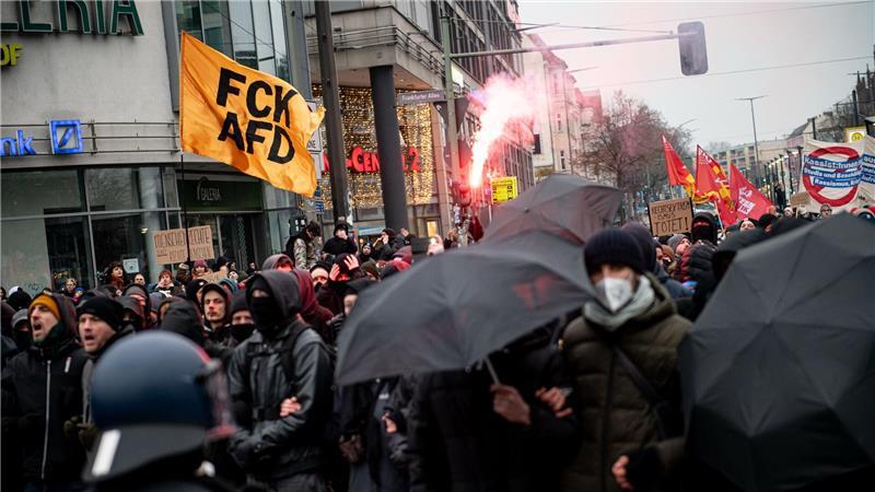 Zahl politisch motivierter Straftaten auf Zehnjahreshoch Bei Demonstrationen wie hier in Berlin kam es im vergangenen Jahr häufiger zu linker Gewalt. (Archivbild)