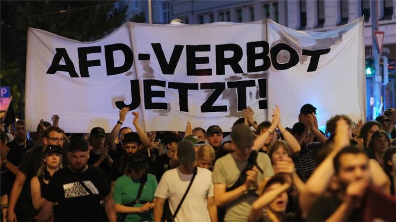 Grünen-Abgeordnete stellen neuen Antrag für AfD-Verbot vor Bei Demonstrationen wird häufig der Ruf nach einem Verbot der AfD laut. Über einen Verbotsantrag müsste in jedem Fall das Bundesverfassungsgericht entscheiden.