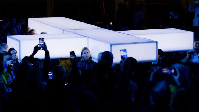 Bei „Die Passion“ wurde stets ein großes Kreuz durch Innenstädte getragen - 2026 wird es nicht der Fall sein. (Archivbild)