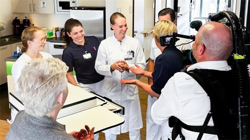 Bei Dreharbeiten im Buxtehuder Elbe Klinik ging es um künstliche Kniegelenke.