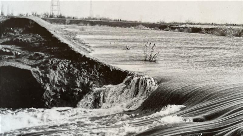 Bei Drochtersen brach der Deich gleich mehrfach. Das Problem war nicht das überströmende Wasser. An der damals noch steilen Innenböschung wirbelte das Wasser und riss binnendeichs große Stücke aus dem Schutzwall.