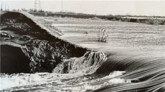 Bei Drochtersen brach der Deich gleich mehrfach. Das Problem war nicht das überströmende Wasser. An der damals noch steilen Innenböschung wirbelte das Wasser und riss binnendeichs große Stücke aus dem Schutzwall.