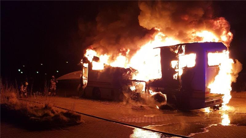 Scheiben von Flüchtlingszentrum in Cuxhaven eingeworfen – Staatsschutz ermittelt Bei Eintreffen der Einsatzkräfte stand der als Testzentrum genutzte Wohnmobil vor dem Cuxhavener Kreishaus bereits im Vollbrand. Foto: Feuerwehr