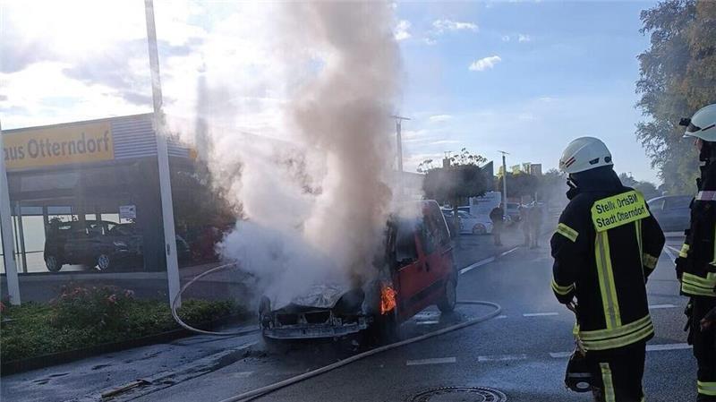 Vier-Meter-Traktor wird zur Gefahr für Autofahrer Bei Eintreffen der Einsatzkräfte stand der vordere Teil des Fahrzeugs bereits in Flammen.