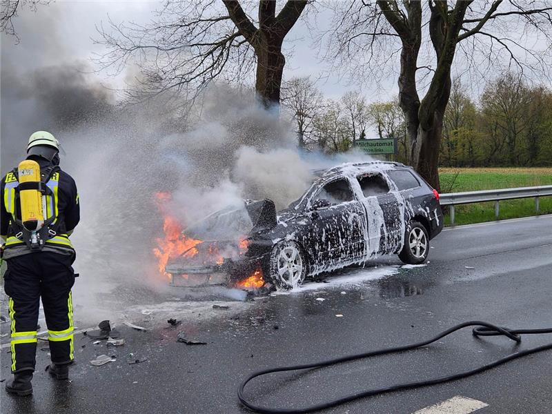 Nach Treckerunfall: Auto brennt auf B73 in Burweg aus Bei Eintreffen der ersten Feuerwehrkräfte stand der Unfallwagen im Frontbereich komplett in Flammen. Foto: Polizei