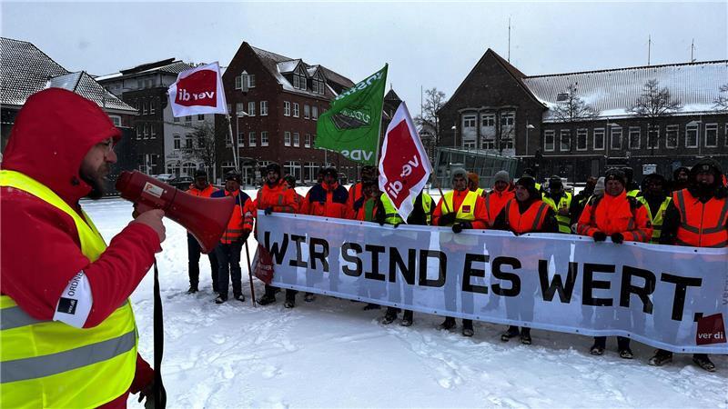 „Wenn wir in der Nacht nicht zum Streuen aufstehen, läuft nichts!“ Bei Eiseskälte auf dem Platz am Sande heizt Thilo Hoeland den Demo-Teilnehmern mit einer feurigen Rede ein.