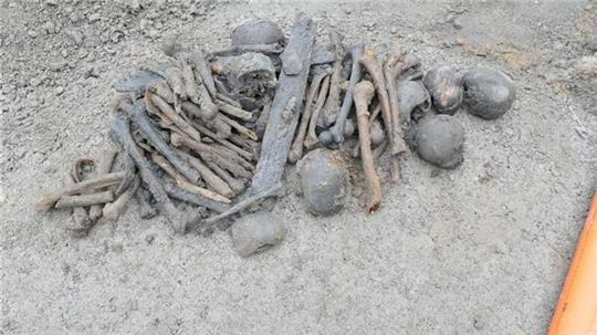 Bei Erdarbeiten nach dem Abriss eines Hauses sind in Lippetal mehrere Schädel und eine Vielzahl von Knochen gefunden worden.