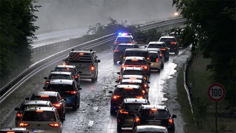 Bei Erlangen musste bereits am Dienstagabend auf dieser Straße der Verkehr umgeleitet werden, nachdem im Zuge eines Unwetters Bäume umgestürzt sind. 