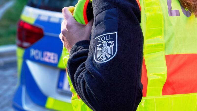 Bei Ermittlungen zu Schwarzarbeit im Schiffbau durchsuchen rund 100 Zollbeamte Geschäftsräume und Werften in Norddeutschland und im Vogtland. (Symbolbild)