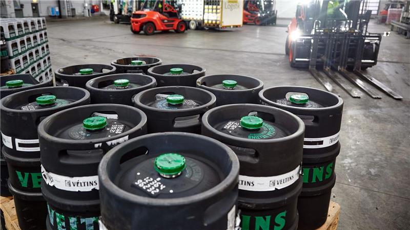 Am Bier wird gespart - Brauer und Gastro unter Druck Bei Fassbier hat Veltins einen Absatzrückgang verzeichnet. (Archivbild)