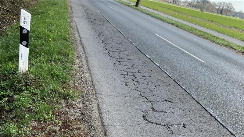 Bei Griemshorst werden Schäden an der Straßenoberfläche der Kreisstraße 53 beseitigt.