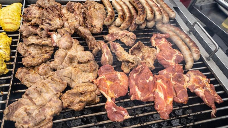 Bei Grillfleisch gibt es auf vielen Packungen Angaben zur Tierhaltung. (Archivbild)