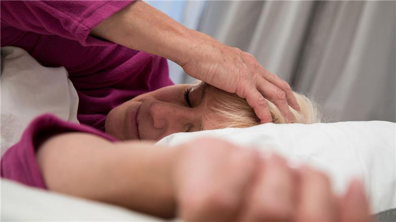 Bei Grippe fühlen sich Betroffene oft schlagartig sehr krank.