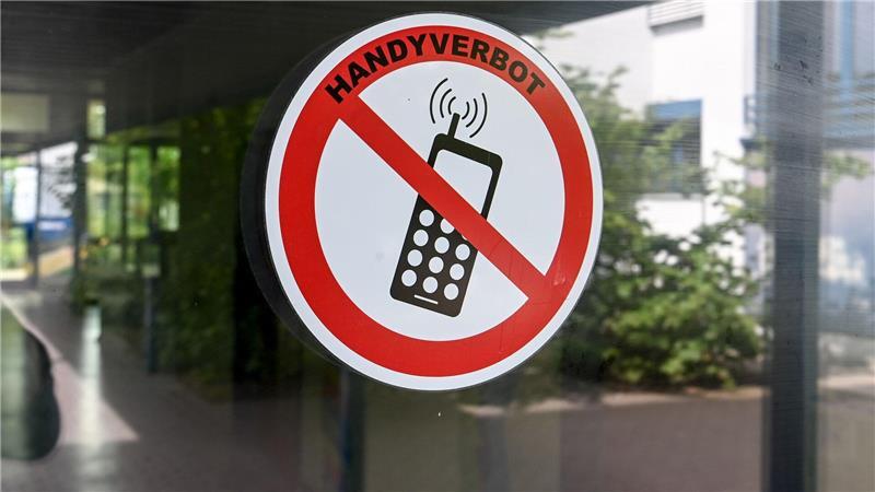 Bildungsexperten für Social Media-Verbot an Grundschulen Bei Grundschulkindern ist bei Smartphone-Nutzung laut NRW-Schulministerium Zurückhaltung geboten. (Archivbild)