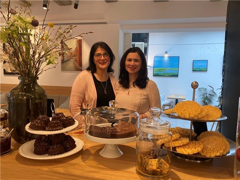 Bei Hamta Kuhzarani und Bahareh Markert können Café-Besucher kulturelle Vielfalt kosten. Foto: Weselmann