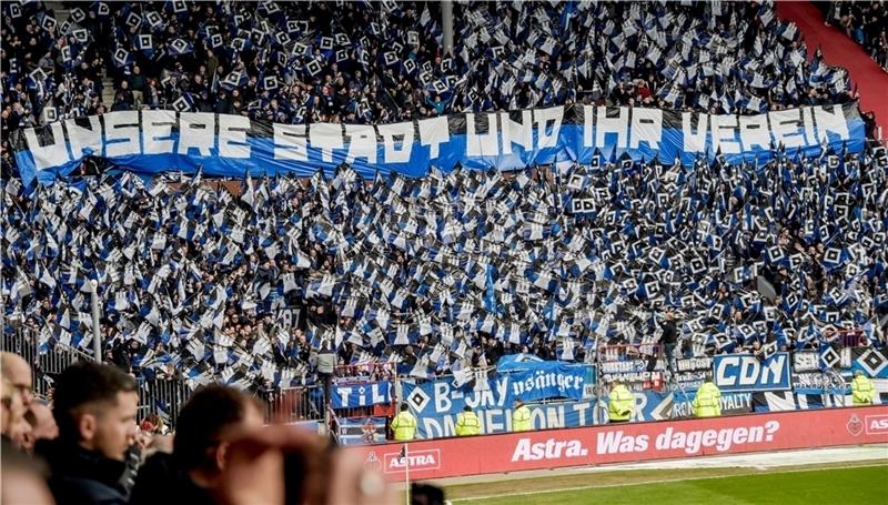 Bei Heimspielen des Hamburger SV verfolgen normalerweise bis zu 57 000 Zuschauer die Spiele im Volksparkstadion. Foto: Axel Heimken/dpa