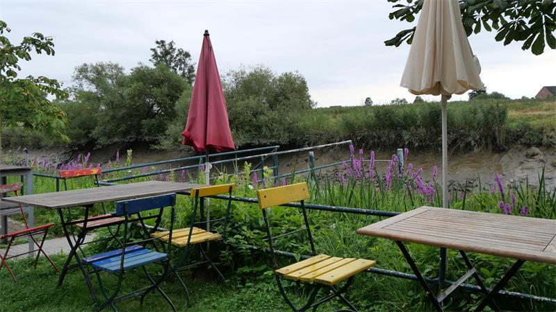 Traditionshaus mit Seele – Restaurant Hintze lockt an den Estedeich Bei Hintzes können die Gäste auch per Boot auf der Este anreisen. Zwei hauseigene Anlegestellen stehen bereit.