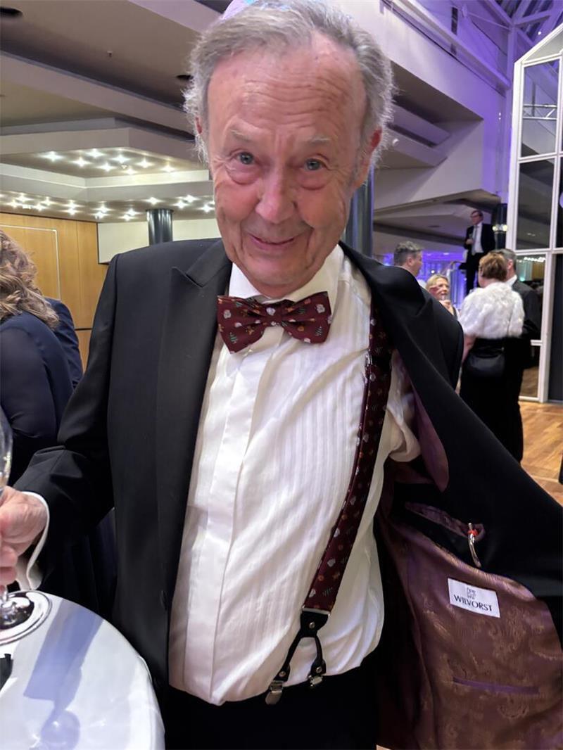 Schick in Schale: Zehn Geschichten von der 1. Stader Ballnacht Bei Hubertus von Marschalck passt die Fliege zu den Hosenträgern.