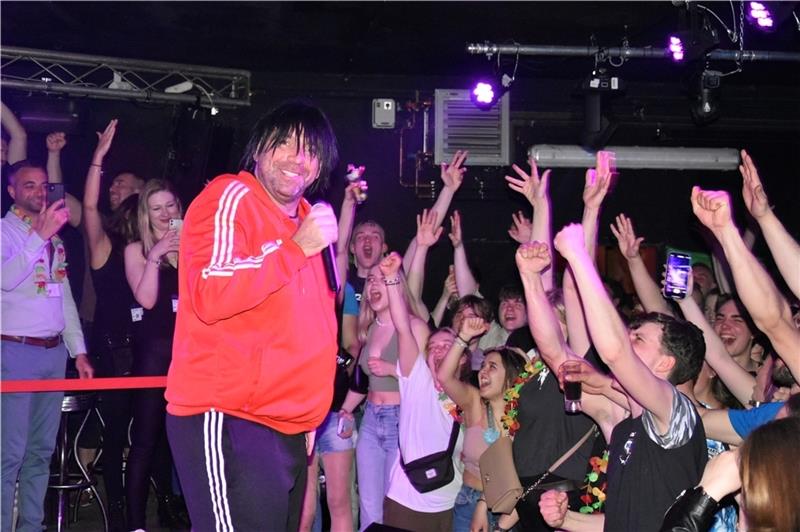 Party total mit Ikke Hüftgold in der Garage Bei Ikke Hüftgold ist niemand pikiert, als der Star in die Runde fragt: „Bist du bumsbar?“ Fotos: Felsch