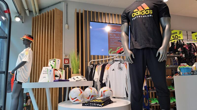 EM-Euphorie kommt bislang nur aus Guatemala - Weniger Angebot im Handel EM-Verkaufsstand bei Intersport Rolff.