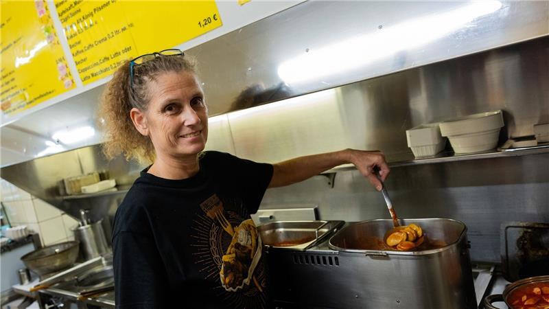 Bei Iris Tauber wird die Currywurst in Tomatensoße gekocht - genau wie bei ihrem Großvater, der die Currywurst erfunden haben soll.