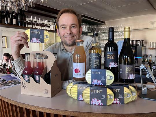 Bei Jan Frithjof Kramer vom Gasthaus Zur Post in Cranz kommt der Stint jetzt auch in die Dose.