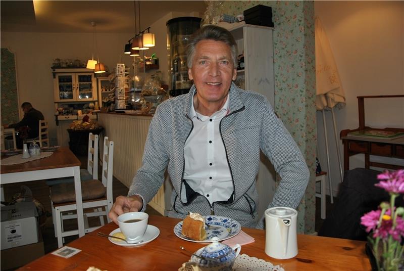 Bei Kaffee und Kuchen im Café Gretchens erzählt Hans-Jürgen Detje von seiner Zeit als Bürgermeister im Flecken Horneburg. Foto: Lohmann