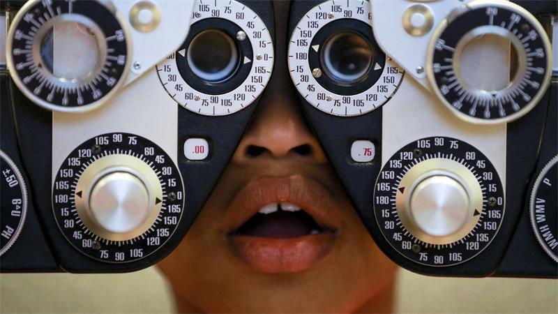 Bei Kindern und Jugendlichen mit Brille ist der Analyse zufolge keine Zunahme der Kurzsichtigkeit mehr festzustellen. 