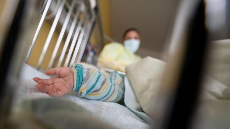 Bei Kindern unter vier Jahren werden zunehmend schwere Atemwegserkrankungen durch Infektionen mit RSV verzeichnet.