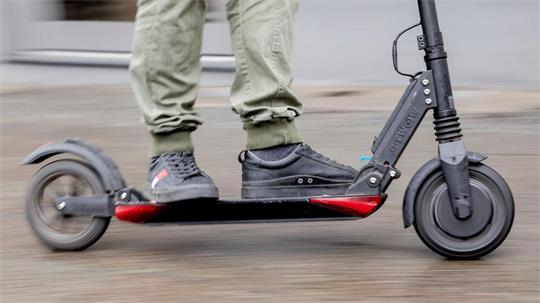 Bei Kontrollen in Bremervörde erwischte die Polizei unter anderem E-Scooter-Fahrer, die bei Rot fuhren. (Symbolbild)