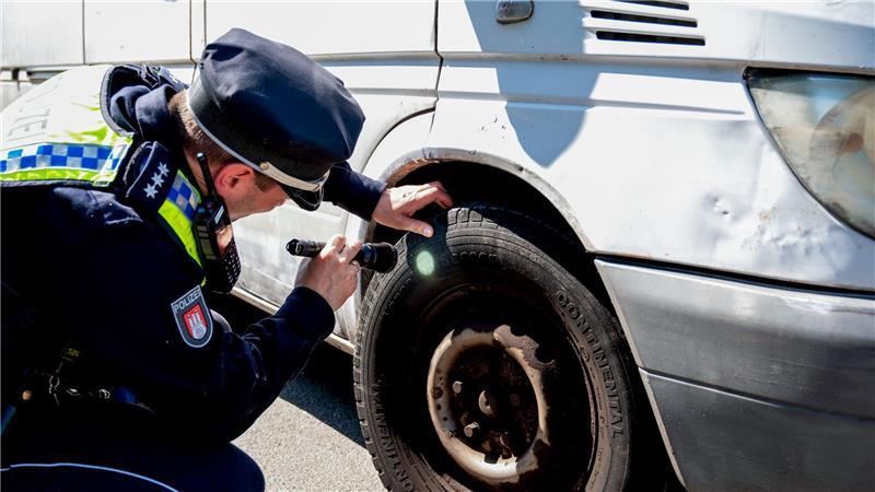 Bei Kontrollen vom 870 Fahrzeugen im Hamburger Stadtgebiet hat die Polizei innerhalb eines Tages mehr als 700 Gesetzesverstöße festgestellt. (Archivbild)