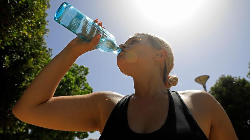 Hitze macht jedem Vierten zu schaffen Bei Kreislaufproblemen wegen Hitze: Viel Wasser trinken (Symbolfoto)