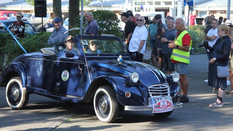 Bei Kurvenlage wird es schnell mal schräg, diese charakteristische Eigenschaft ihrer offenen Version eines Citroen 2CV (Baujahr 1983), besser bekannt als „Ente“, demonstrieren hier Katharina Rathjens und Michelle Habchi.