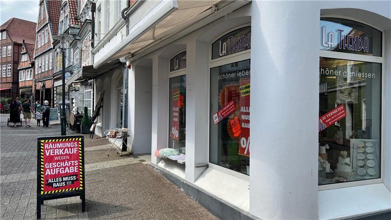 Neuer Pop-Up-Store in der Stader Fußgängerzone - das ist geplant Bei LaTienda in der Stader Hökerstraße läuft der Ausverkauf. Demnächst sollen hier Kunst und Kultur einziehen.