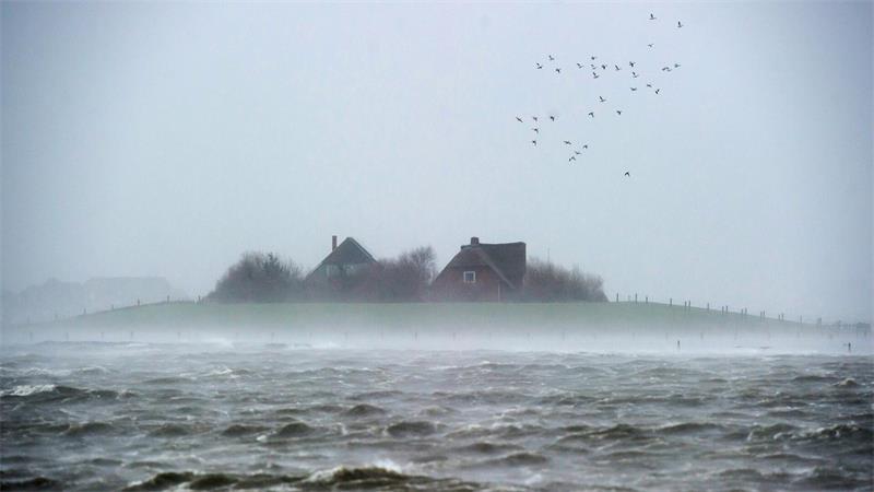 Bei „Landunter“ ragen nur noch die Warften aus dem Wasser. (Archivbild)