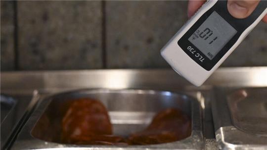 Bei Lebensmittelkontrollen im Landkreis Stade sind hunderte Verstöße aufgeflogen.