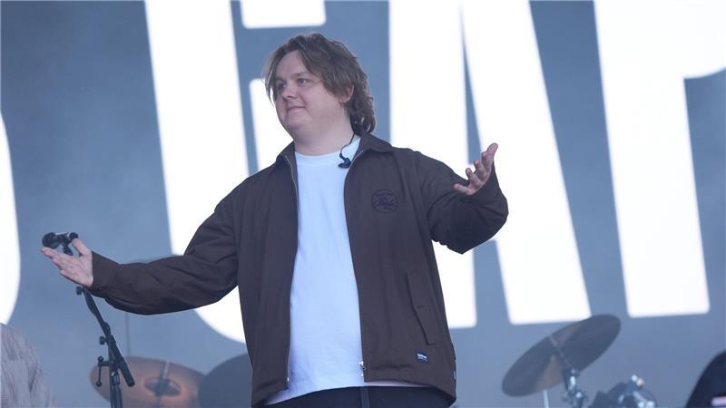 Rückzug vom Ruhm: Wenn Musikstars die Öffentlichkeit meiden Bei Lewis Capaldi ging 2023 nichts mehr - jetzt ist er wieder da.