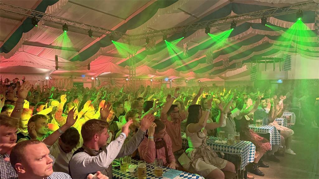 Bei Lightshow, DJ und Live-Musik kochte die Stimmung im Festzelt.