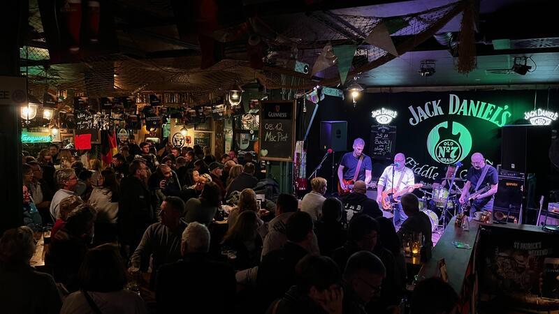 Schluss mit Party im Irish Pub: Das Fiddlers in Stade schließt Bei Livemusik, hier am Sonnabend, 2. Dezember 2023, mit der Band Jack & The Daniels, brummt das Irish Pub.