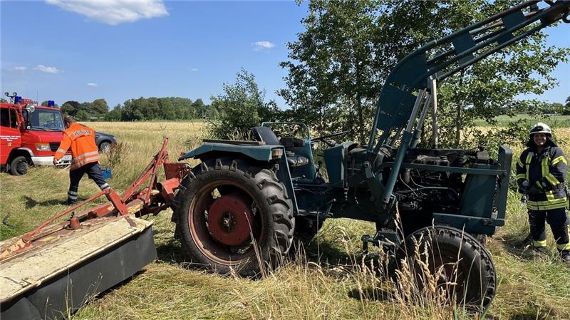 Traktor gerät bei Mäharbeiten im Kreis Cuxhaven in Brand Bei Mäharbeiten geriet ein Trecker vermutlich durch ein nicht sichtbares leeres Vogelnest in Brand. Foto: Jürgen Lange