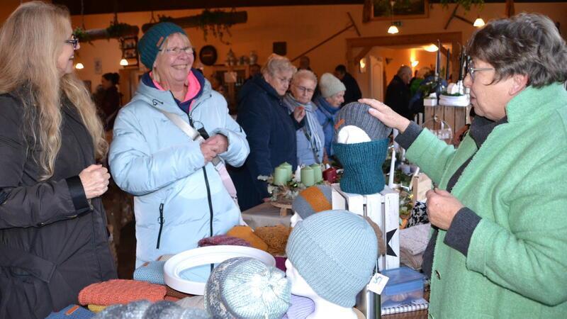 Bei Marlies Strupat (rechts) hat Birgit (Mitte) ihre Traummütze aus Alpaka gefunden. Freundin Astrid (links) lässt sich die gleiche nachstricken.