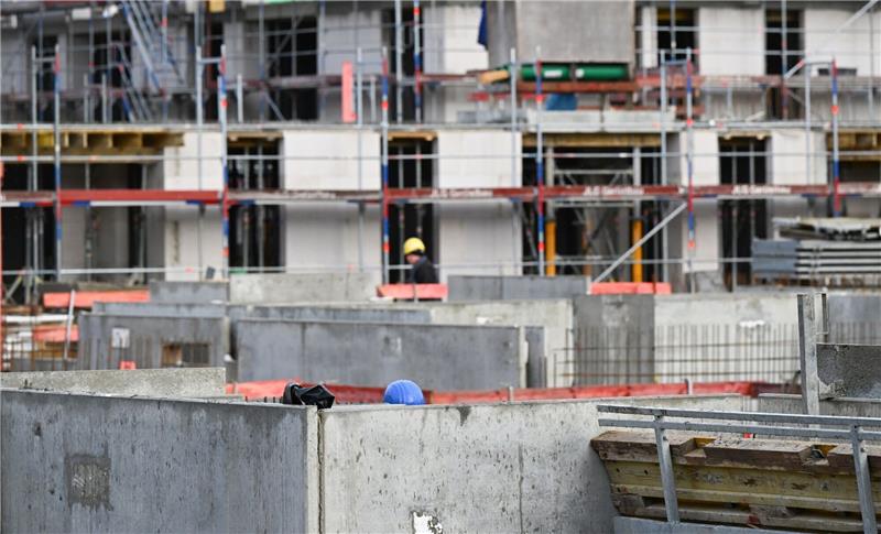 Auch im Juli deutlich weniger Baugenehmigungen für Wohnungen Bei Mehrfamilienhäusern verringerte sich die Zahl der genehmigten Wohnungen deutlich: um mehr als ein Viertel (minus 27,5 Prozent) auf 83.600.