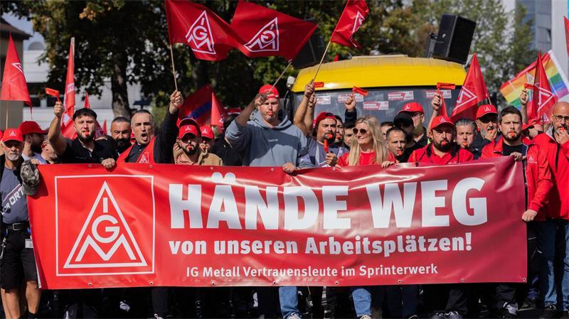 Inflation und Autokrise: Metall-Tarifrunde wird kompliziert Bei Mercedes-Benz sind viele Beschäftigte in der IG Metall organisiert. (Archivbild)