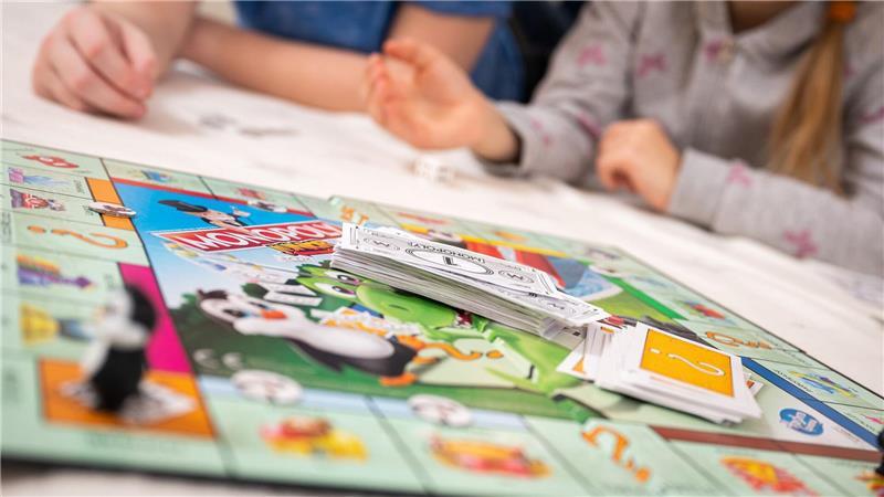 Spiele spielen mit Kindern - so gelingt es Bei Monopoly Junior lernen Kinder ganz spielerisch den Umgang mit Geld und Zahlen.