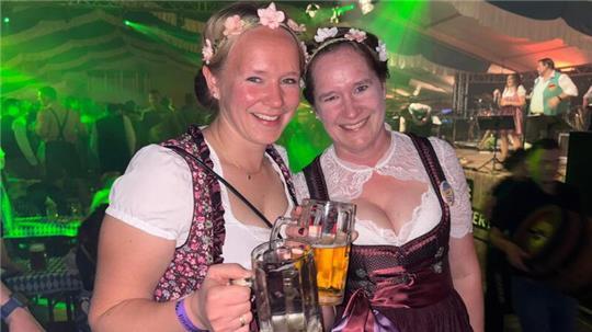 Bei Musik vom Aalbachtal Express und einer Maß Bier feierten die Gäste auf dem Oktoberfest in Revenahe.