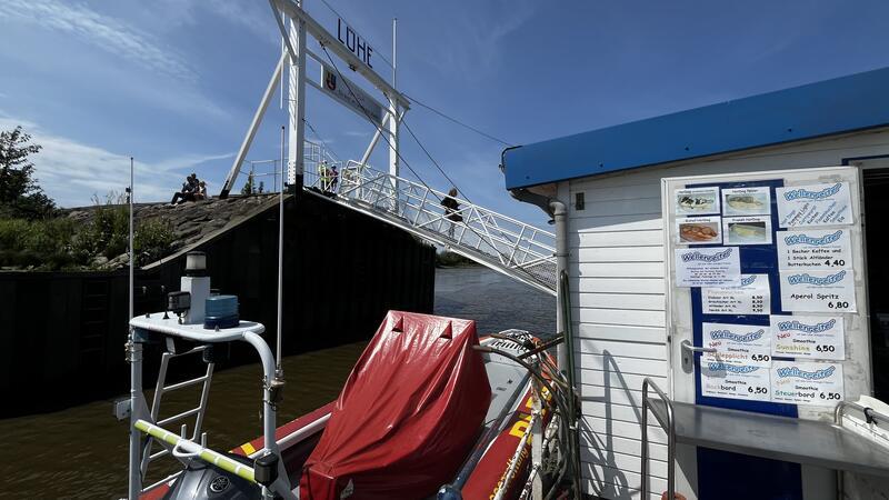 Bei Niedrigwasser ist die Brücke zum Ponton extrem steil.